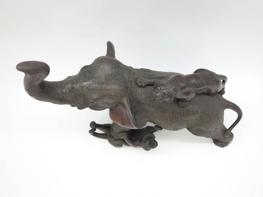 金工師 塚原常光作 象とライオンの戦い 高さ34cm 重量約6.2kg 金工師 塚原常光作 象とライオンの戦い 高さ34cm 重量約6.2kg