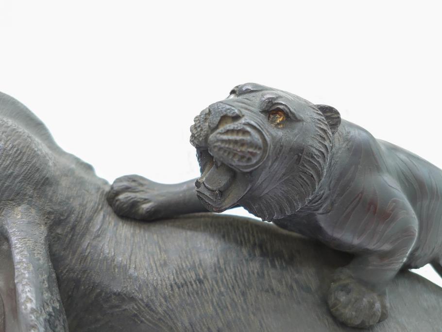金工師　塚原常光作　象とライオンの戦い　高さ34cm　重量約6.2kg　ブロンズ像(ゾウ1体、トラ2体、置物、オブジェ)(R-069708)