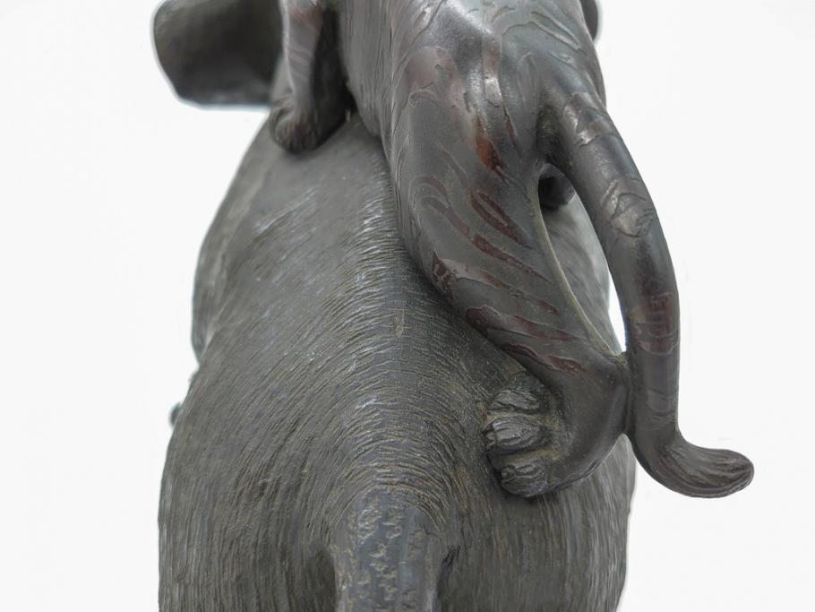 金工師　塚原常光作　象とライオンの戦い　高さ34cm　重量約6.2kg　ブロンズ像(ゾウ1体、トラ2体、置物、オブジェ)(R-069708)