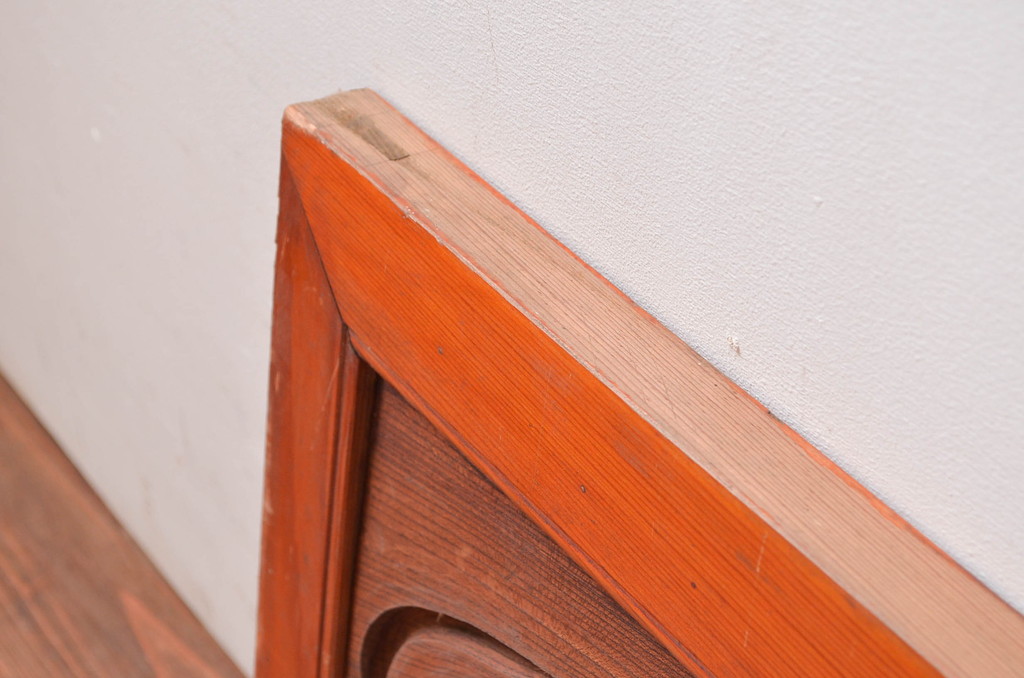 アンティーク建具　希少デザイン!!　欅(ケヤキ)材　ヒノキ枠　奔流に鯉の図柄が目を惹かれる両面彫刻欄間1枚(明かり取り、明り取り)(R-080577)