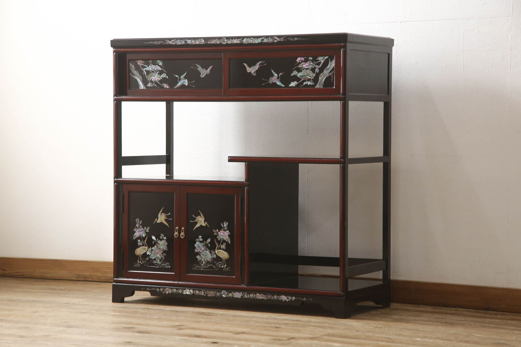中古　アジア民芸家具　豪華な螺鈿(らでん)細工が美しい飾り棚(ラデン、収納棚、戸棚、茶棚、違い棚)(定価約90万円)(R-060591)