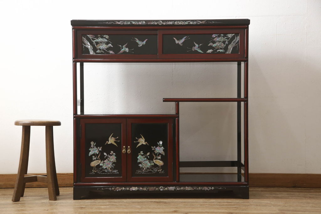 中古　アジア民芸家具　豪華な螺鈿(らでん)細工が美しい飾り棚(ラデン、収納棚、戸棚、茶棚、違い棚)(定価約90万円)(R-060591)