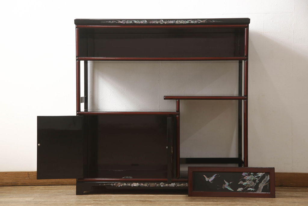 中古　アジア民芸家具　豪華な螺鈿(らでん)細工が美しい飾り棚(ラデン、収納棚、戸棚、茶棚、違い棚)(定価約90万円)(R-060591)