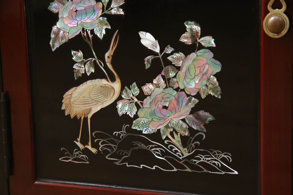 中古　アジア民芸家具　豪華な螺鈿(らでん)細工が美しい飾り棚(ラデン、収納棚、戸棚、茶棚、違い棚)(定価約90万円)(R-060591)