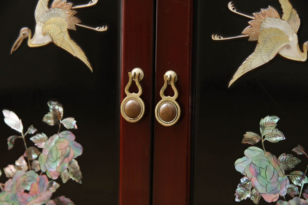 中古　アジア民芸家具　豪華な螺鈿(らでん)細工が美しい飾り棚(ラデン、収納棚、戸棚、茶棚、違い棚)(定価約90万円)(R-060591)