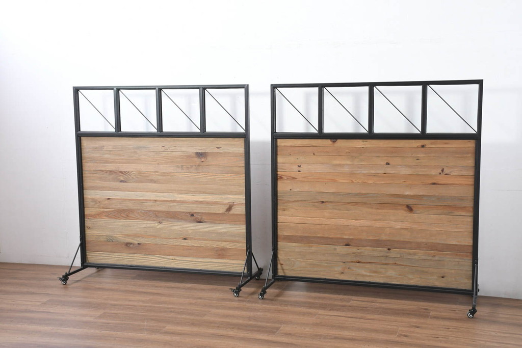 中古　UP TOWN FURNITURE(アップ タウン ファニチャー)　WORC(ウォルク)　インダストリアル　ガラス入り　ヴィンテージ感溢れるキャスター付きパーテーション2台セット(衝立て、ついたて、衝い立て、仕切り、間仕切り、店舗什器)(定価2台で約174000円)(R-082307)