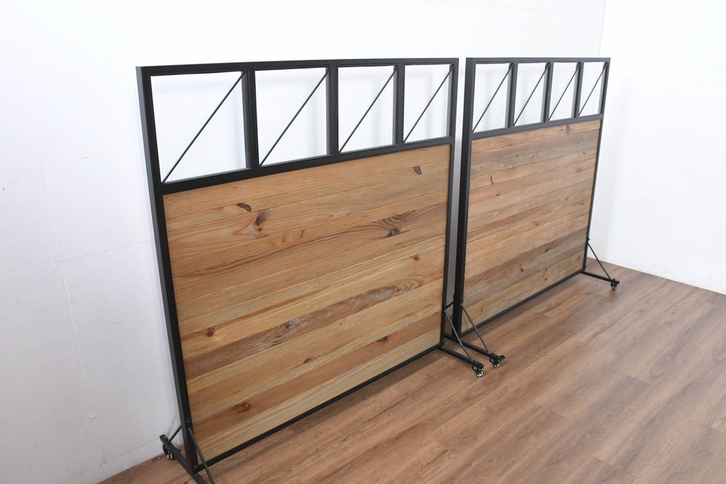 中古　UP TOWN FURNITURE(アップ タウン ファニチャー)　WORC(ウォルク)　インダストリアル　ガラス入り　ヴィンテージ感溢れるキャスター付きパーテーション2台セット(衝立て、ついたて、衝い立て、仕切り、間仕切り、店舗什器)(定価2台で約174000円)(R-082307)