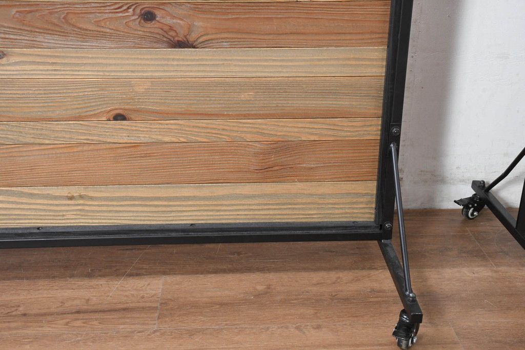 中古　UP TOWN FURNITURE(アップ タウン ファニチャー)　WORC(ウォルク)　インダストリアル　ガラス入り　ヴィンテージ感溢れるキャスター付きパーテーション2台セット(衝立て、ついたて、衝い立て、仕切り、間仕切り、店舗什器)(定価2台で約174000円)(R-082307)