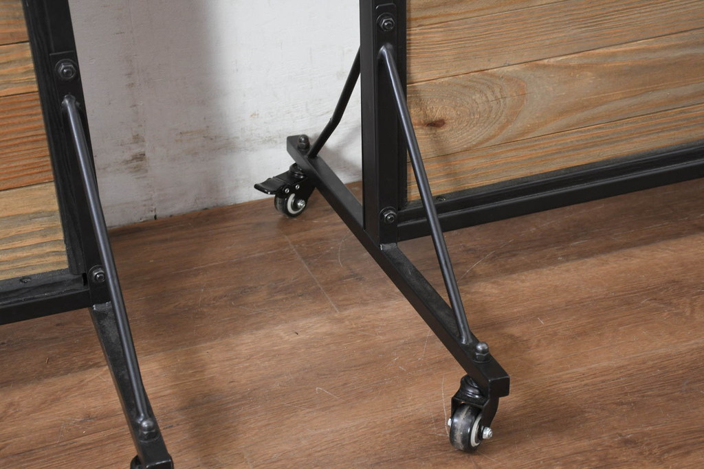 中古　UP TOWN FURNITURE(アップ タウン ファニチャー)　WORC(ウォルク)　インダストリアル　ガラス入り　ヴィンテージ感溢れるキャスター付きパーテーション2台セット(衝立て、ついたて、衝い立て、仕切り、間仕切り、店舗什器)(定価2台で約174000円)(R-082307)