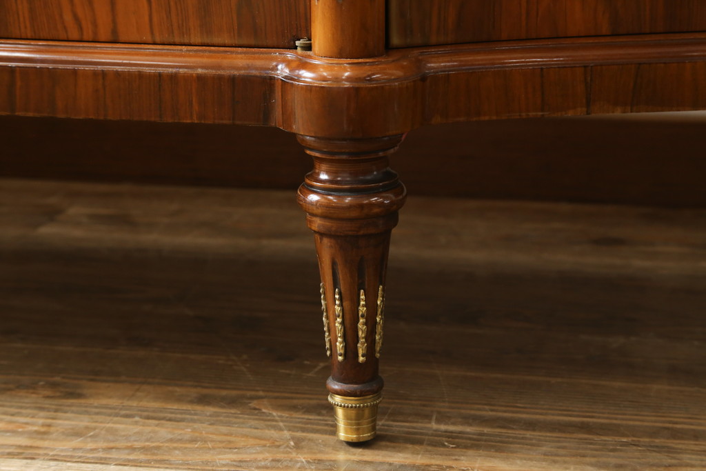 中古　六本木アピス(APIS)取り扱い　イタリア最高級家具　MARCONI ARTE(マルコーニ アルテ)　真鍮飾りが美しい象嵌入りサイドボード(サイドキャビネット、収納棚、戸棚)(定価約200万円)(R-077729)