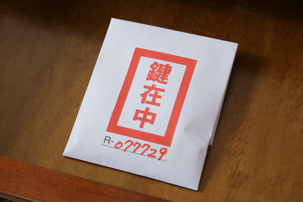 中古　六本木アピス(APIS)取り扱い　イタリア最高級家具　MARCONI ARTE(マルコーニ アルテ)　真鍮飾りが美しい象嵌入りサイドボード(サイドキャビネット、収納棚、戸棚)(定価約200万円)(R-077729)