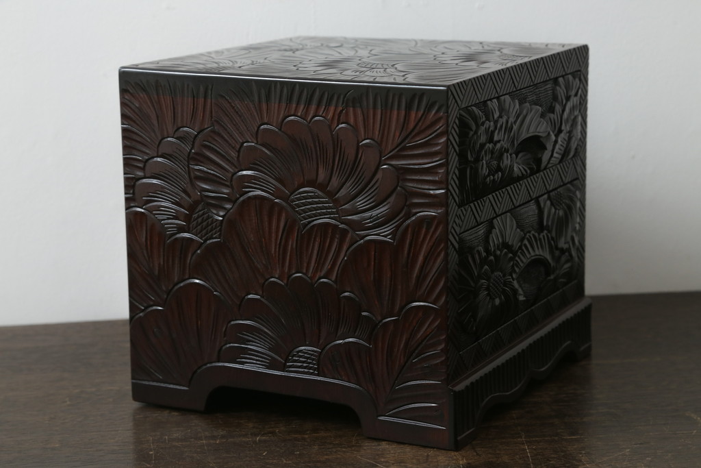 中古　美品　日光彫り　大胆にあしらわれた花の意匠が魅力的な小引き出し(小物収納、卓上収納)(R-071399)
