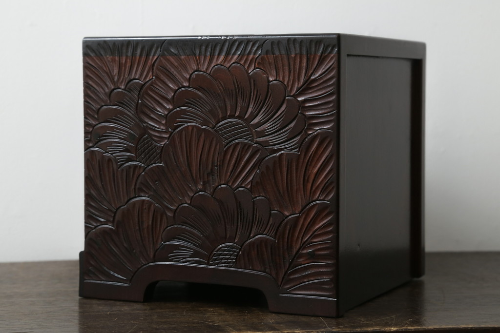 中古　美品　日光彫り　大胆にあしらわれた花の意匠が魅力的な小引き出し(小物収納、卓上収納)(R-071399)