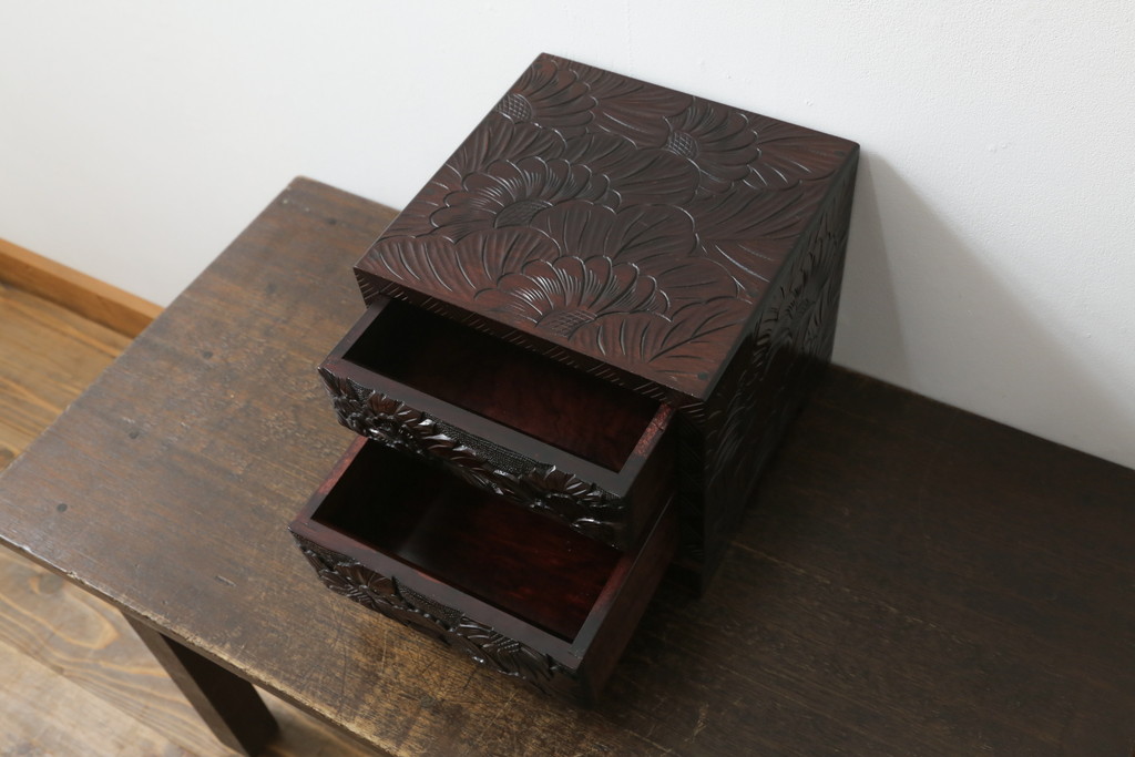 中古　美品　日光彫り　大胆にあしらわれた花の意匠が魅力的な小引き出し(小物収納、卓上収納)(R-071399)