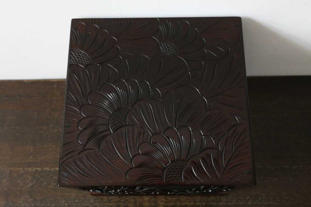 中古　美品　日光彫り　大胆にあしらわれた花の意匠が魅力的な小引き出し(小物収納、卓上収納)(R-071399)