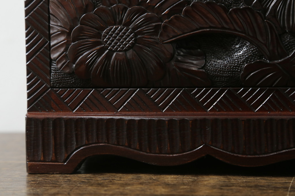 中古　美品　日光彫り　大胆にあしらわれた花の意匠が魅力的な小引き出し(小物収納、卓上収納)(R-071399)