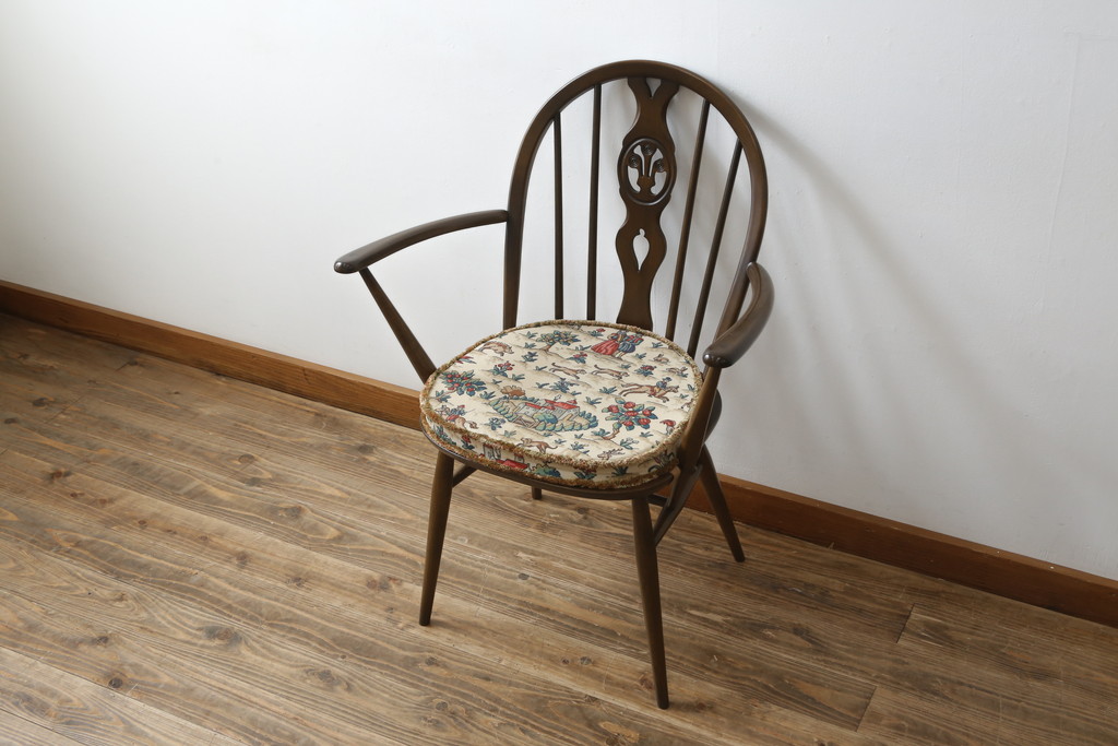 イギリスビンテージ　ERCOL(アーコール)　クッション付きシスルバックチェア(椅子、ダイニングチェア、アームチェア、ウィンザーチェア、板座チェア、イス、1人掛け、ヴィンテージ、ウインザーチェア)(R-059507)