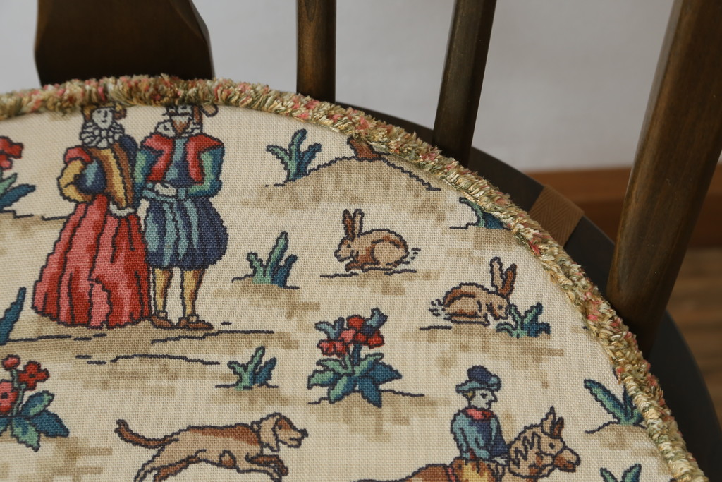 イギリスビンテージ　ERCOL(アーコール)　クッション付きシスルバックチェア(椅子、ダイニングチェア、アームチェア、ウィンザーチェア、板座チェア、イス、1人掛け、ヴィンテージ、ウインザーチェア)(R-059507)