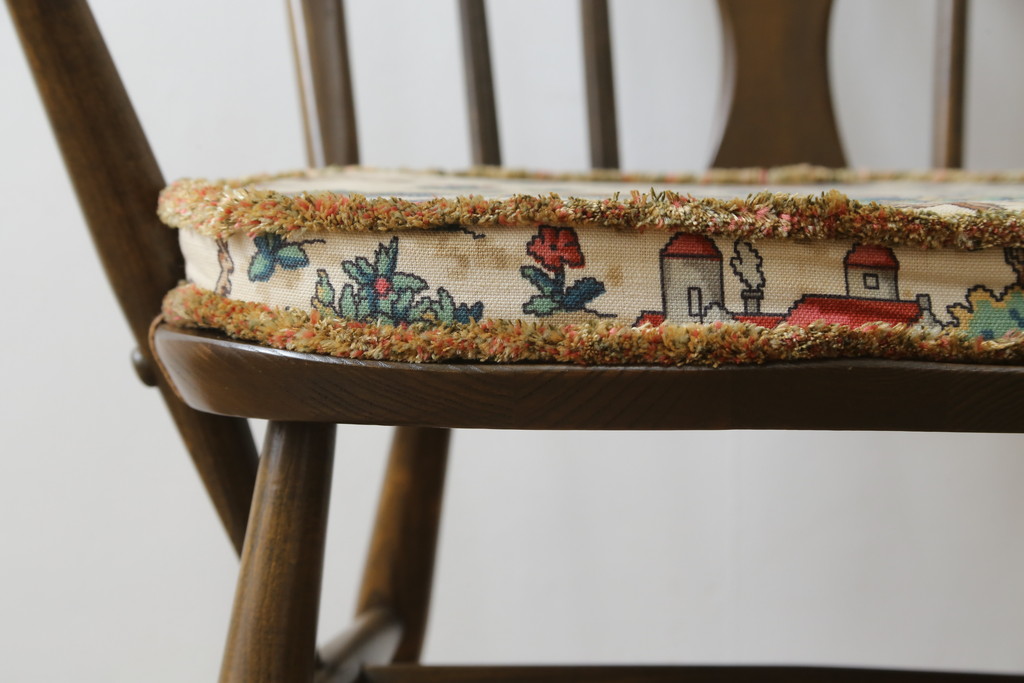 イギリスビンテージ　ERCOL(アーコール)　クッション付きシスルバックチェア(椅子、ダイニングチェア、アームチェア、ウィンザーチェア、板座チェア、イス、1人掛け、ヴィンテージ、ウインザーチェア)(R-059507)
