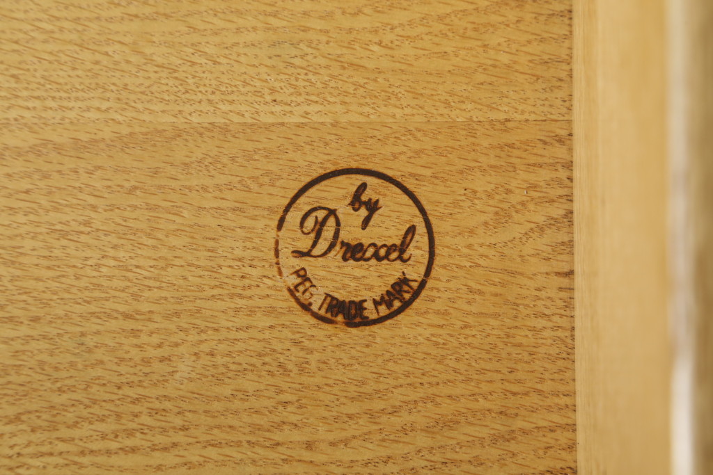 中古　DREXEL HERITAGE(ドレクセルヘリテイジ)　Triune(トライユン)　凛とした佇まいの食器棚(定価約90万円)(カップボード、キャビネット)(R-051719)