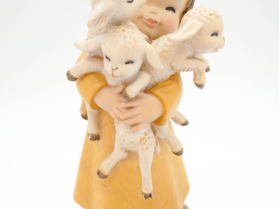 イタリア　ANRI(アンリ)　Juan FERRANDIZ(ホアンフェランディス)　子羊を抱く少女　笑顔が可愛らしい木彫り人形(ウッドドール、置物)(R-069719)
