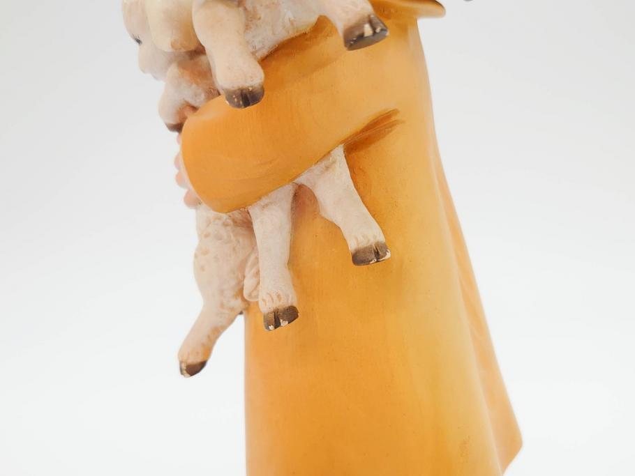 イタリア　ANRI(アンリ)　Juan FERRANDIZ(ホアンフェランディス)　子羊を抱く少女　笑顔が可愛らしい木彫り人形(ウッドドール、置物)(R-069719)