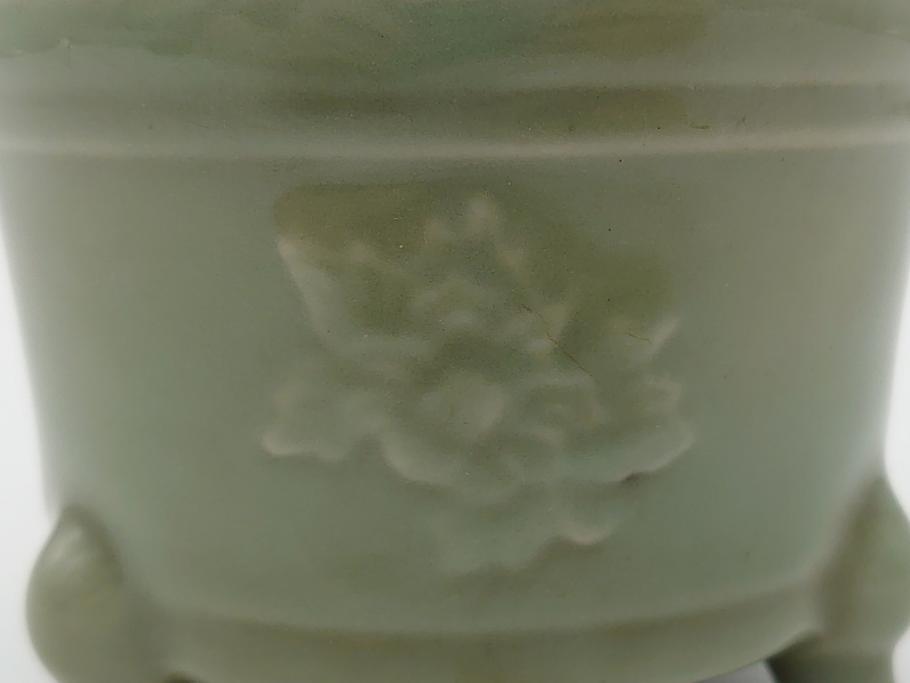 青磁　鳳凰文　威厳のある鳳凰の透かしが魅力の三つ脚香炉(中国?、銀火屋?、三つ足、仏具)(R-061811)