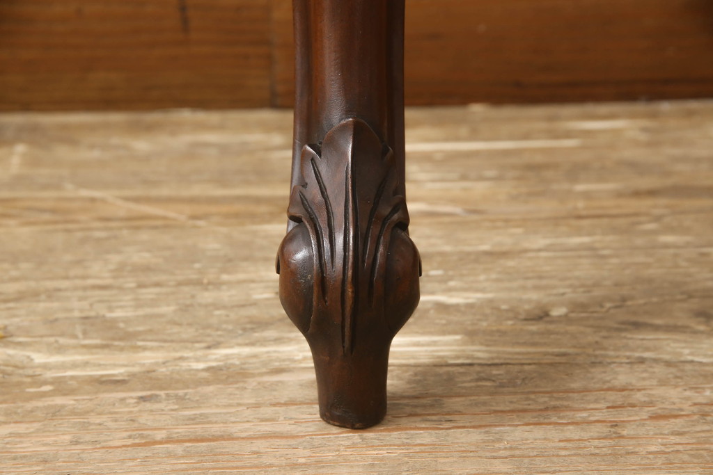 イギリスアンティーク　高級品　マホガニー材　随所に見られる素晴らしい彫刻が魅力!エレガントな佇まいのコンソールテーブル(サイドテーブル)(R-059476)