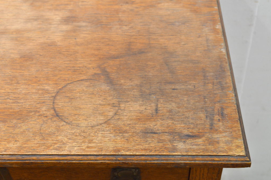 イギリスアンティーク　オーク材　脚のデザインがお洒落!!鍵付き収納を兼ね備えたサイドテーブル(コンソールテーブル、サイドボード、サイドキャビネット、サイドチェスト)(R-061257)