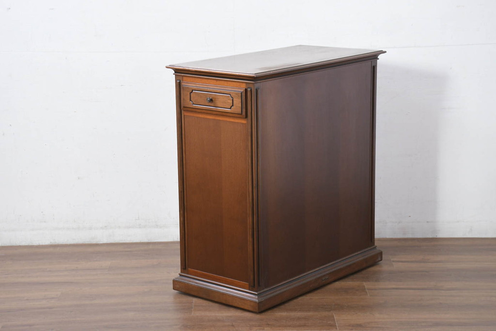 中古　希少な廃番品!!　maruni(マルニ木工)　KENT-COURT(ケントコート)　キャスター付き　側面引き出し付きが珍しい!!クラシカルな雰囲気のサイドキャビネット(サイドボード、カウンターテーブル、収納棚、戸棚、食器棚、作業台)(R-082310)