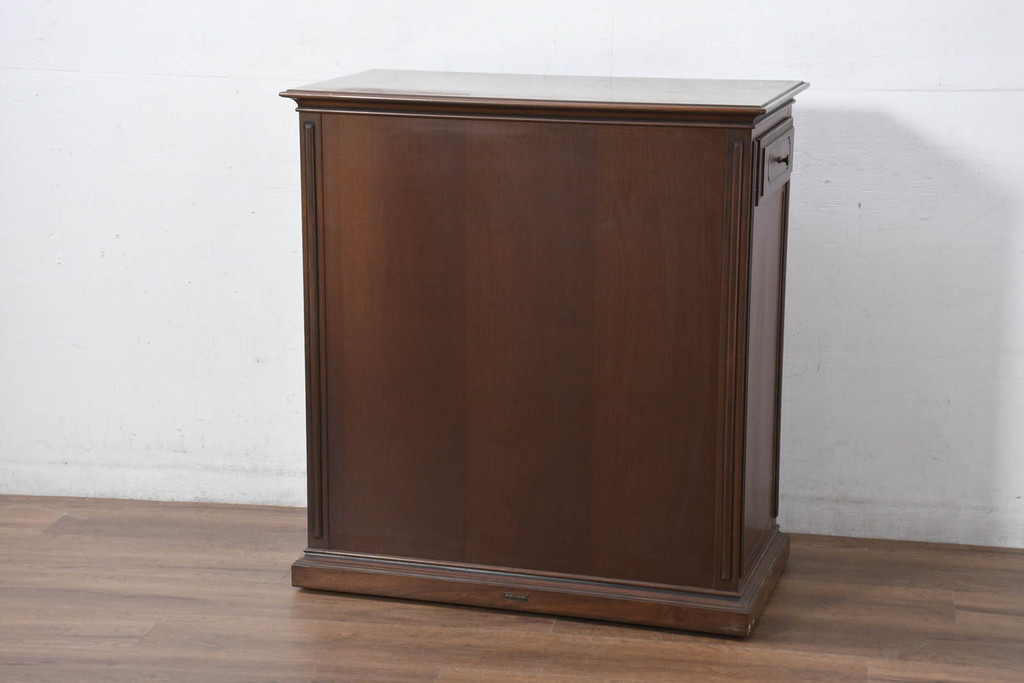 中古　希少な廃番品!!　maruni(マルニ木工)　KENT-COURT(ケントコート)　キャスター付き　側面引き出し付きが珍しい!!クラシカルな雰囲気のサイドキャビネット(サイドボード、カウンターテーブル、収納棚、戸棚、食器棚、作業台)(R-082310)