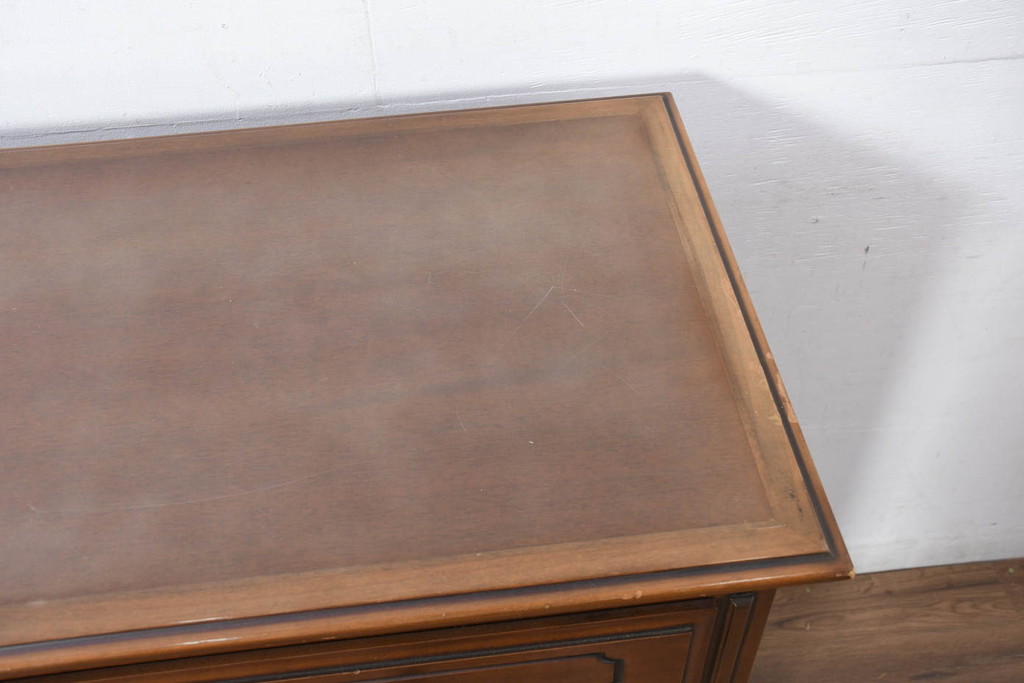 中古　希少な廃番品!!　maruni(マルニ木工)　KENT-COURT(ケントコート)　キャスター付き　側面引き出し付きが珍しい!!クラシカルな雰囲気のサイドキャビネット(サイドボード、カウンターテーブル、収納棚、戸棚、食器棚、作業台)(R-082310)