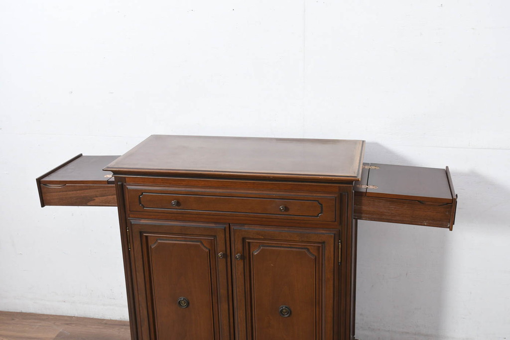 中古　希少な廃番品!!　maruni(マルニ木工)　KENT-COURT(ケントコート)　キャスター付き　側面引き出し付きが珍しい!!クラシカルな雰囲気のサイドキャビネット(サイドボード、カウンターテーブル、収納棚、戸棚、食器棚、作業台)(R-082310)