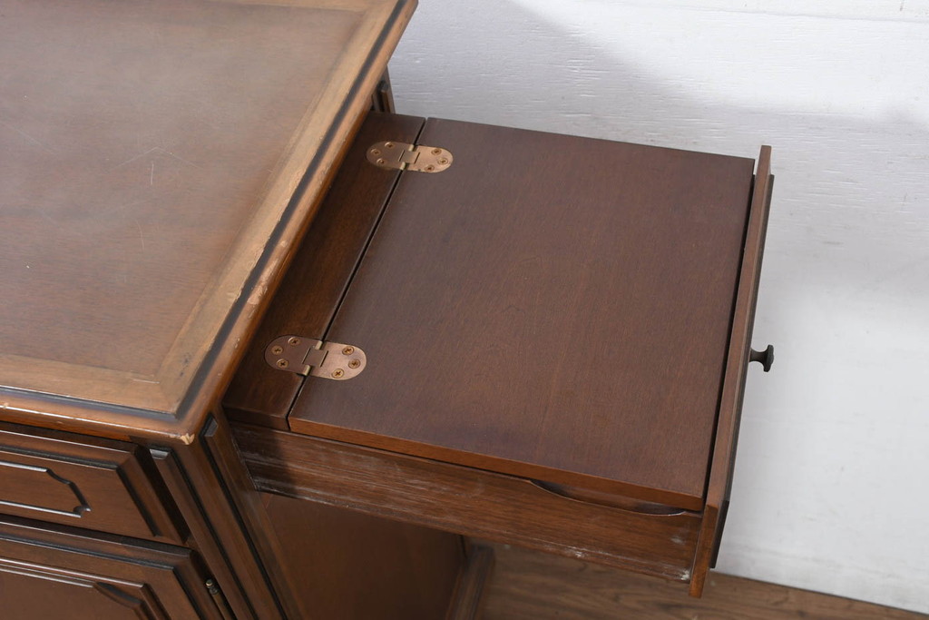 中古　希少な廃番品!!　maruni(マルニ木工)　KENT-COURT(ケントコート)　キャスター付き　側面引き出し付きが珍しい!!クラシカルな雰囲気のサイドキャビネット(サイドボード、カウンターテーブル、収納棚、戸棚、食器棚、作業台)(R-082310)