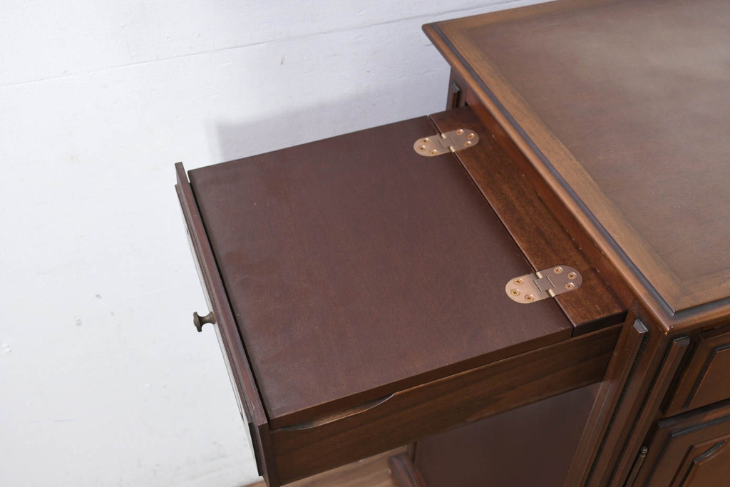中古　希少な廃番品!!　maruni(マルニ木工)　KENT-COURT(ケントコート)　キャスター付き　側面引き出し付きが珍しい!!クラシカルな雰囲気のサイドキャビネット(サイドボード、カウンターテーブル、収納棚、戸棚、食器棚、作業台)(R-082310)