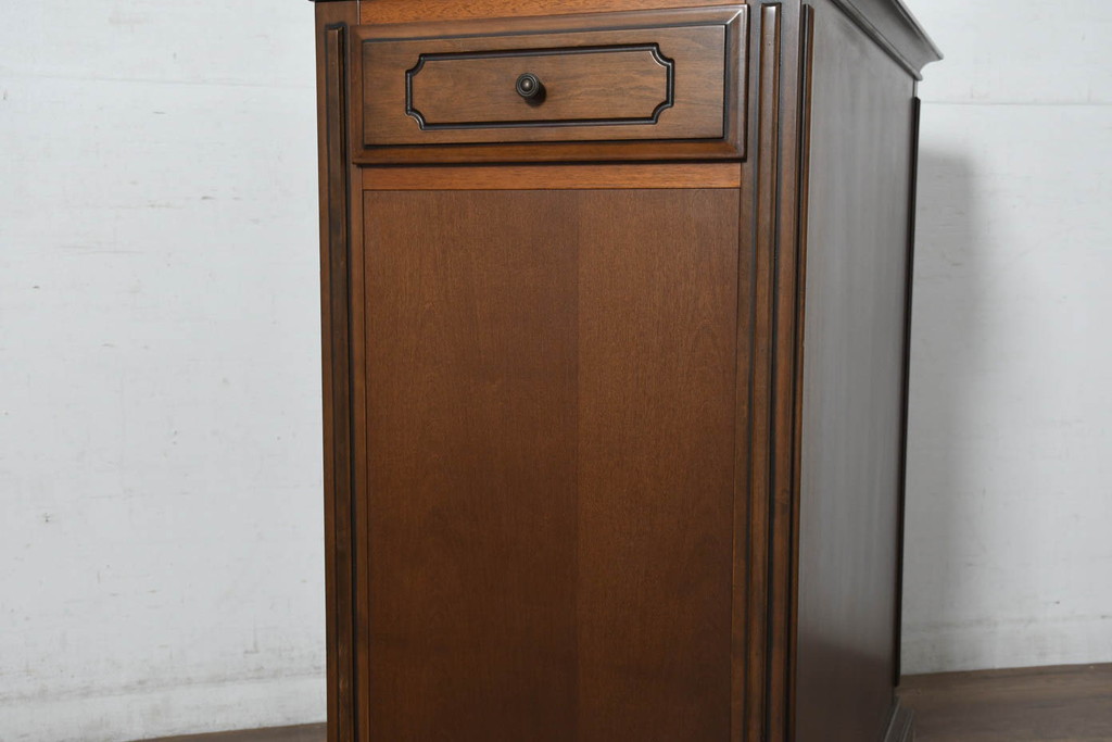中古　希少な廃番品!!　maruni(マルニ木工)　KENT-COURT(ケントコート)　キャスター付き　側面引き出し付きが珍しい!!クラシカルな雰囲気のサイドキャビネット(サイドボード、カウンターテーブル、収納棚、戸棚、食器棚、作業台)(R-082310)