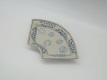 江戸期　古伊万里　染付　花唐草文　牡丹　6.3寸　約19cm　可憐な牡丹と小花がかわいい中皿(六寸三分、和皿、和食器、変形皿)(R-061698)