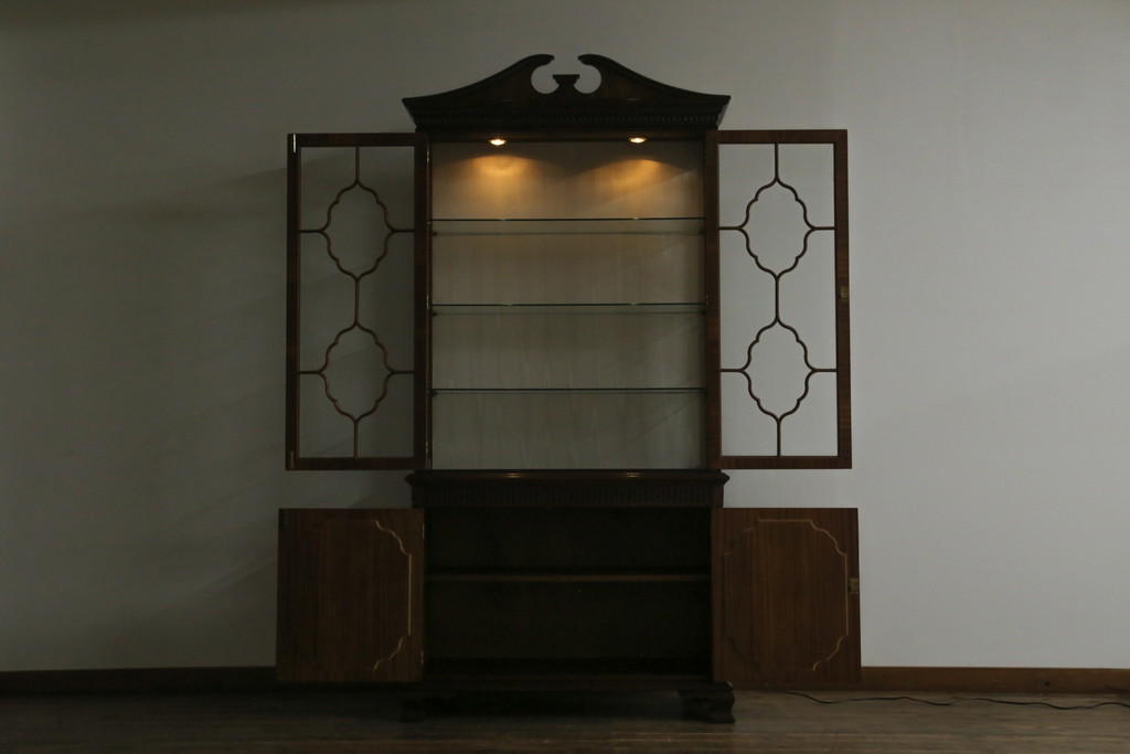 中古　美品　イギリス高級家具　Charles Barr(チャールズ バー)　マホガニー　気品ある佇まいが美しい最高級ガラスキャビネット(定価約180万円)(キュリオケース、ガラスケース、食器棚、飾り棚、戸棚)(R-059194)