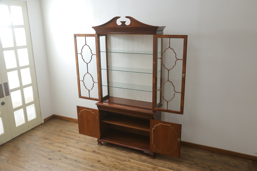 中古　美品　イギリス高級家具　Charles Barr(チャールズ バー)　マホガニー　気品ある佇まいが美しい最高級ガラスキャビネット(定価約180万円)(キュリオケース、ガラスケース、食器棚、飾り棚、戸棚)(R-059194)