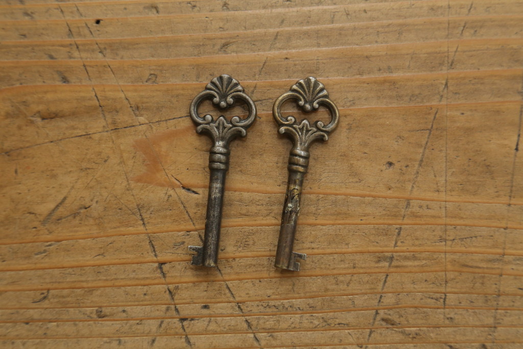 中古　美品　イギリス高級家具　Charles Barr(チャールズ バー)　マホガニー　気品ある佇まいが美しい最高級ガラスキャビネット(定価約180万円)(キュリオケース、ガラスケース、食器棚、飾り棚、戸棚)(R-059194)