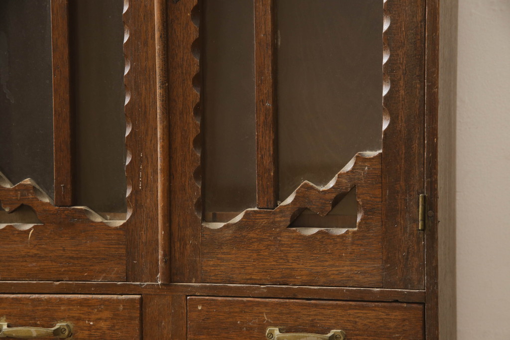 和製アンティーク　昭和中期　レトロな雰囲気とガラス扉のデザインが素敵な本箱(ブックケース、収納棚、キャビネット、飾り棚)(R-068210)