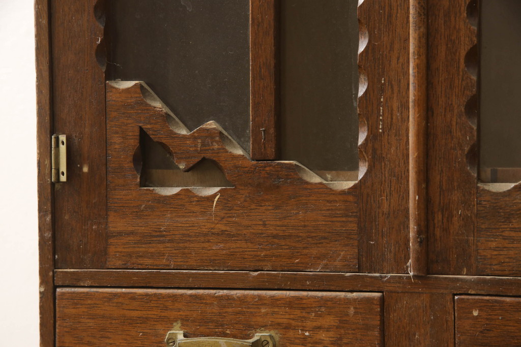 和製アンティーク　昭和中期　レトロな雰囲気とガラス扉のデザインが素敵な本箱(ブックケース、収納棚、キャビネット、飾り棚)(R-068210)