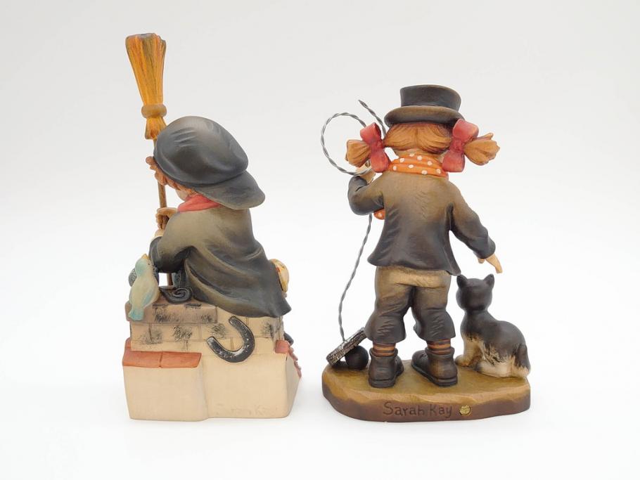 イタリア　ANRI(アンリ)　サラ&ケイ(SarahKay)　細かな所までこだわりが感じられる木彫り人形2体(ほうき、猫、置物、ウッドドール)(R-069865)