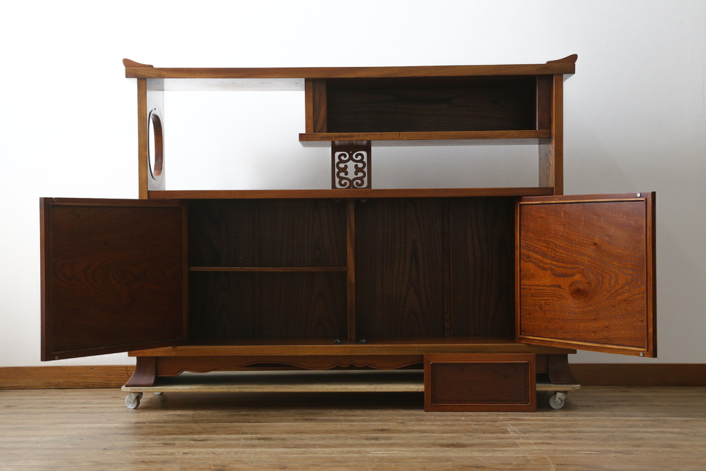 中古　最高級!!　指物工芸家具　総欅(ケヤキ)材　透かし彫りが素敵な漆塗りの茶棚(茶箪笥、茶箪笥、収納棚、飾り棚、戸棚、サイドボード)(定価推定約200万円以上)(R-082780)