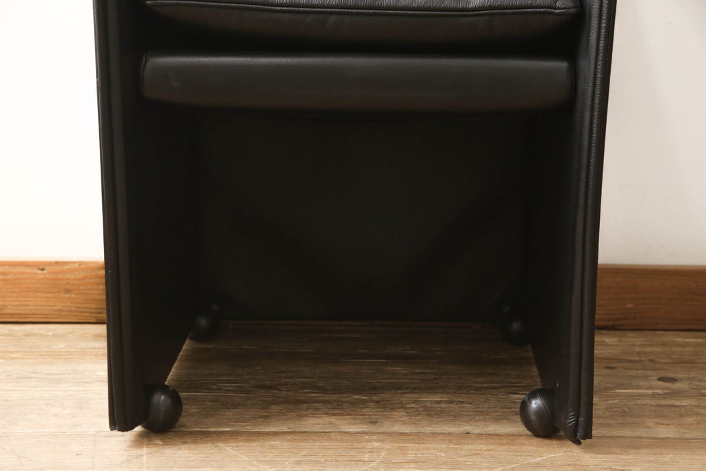 中古　美品　Cassina(カッシーナ)　401 BREAK(ブレーク)　MARIO BELLINI(マリオベリーニ)　キャスター付きアームチェア(ダイニングチェア、一人掛けソファ、1P)(定価約46万円)(R-051528)