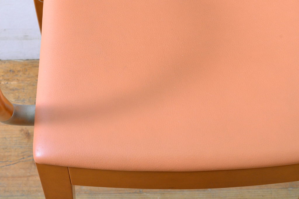 中古　美品　arflex(アルフレックス)　LUCA(ルカ)　滑らかに曲線を描く肘掛けと籠編みのような背もたれがアクセントのアームチェア(ダイニングチェア、イス、椅子)(定価約12万円)(R-061479)