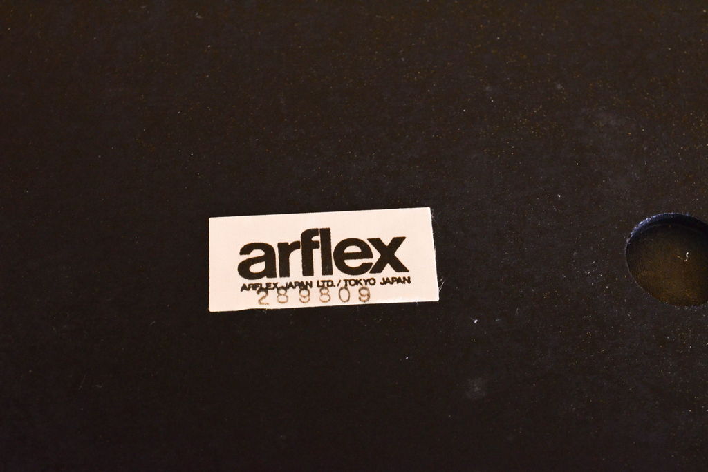 中古　美品　arflex(アルフレックス)　LUCA(ルカ)　滑らかに曲線を描く肘掛けと籠編みのような背もたれがアクセントのアームチェア(ダイニングチェア、イス、椅子)(定価約12万円)(R-061479)