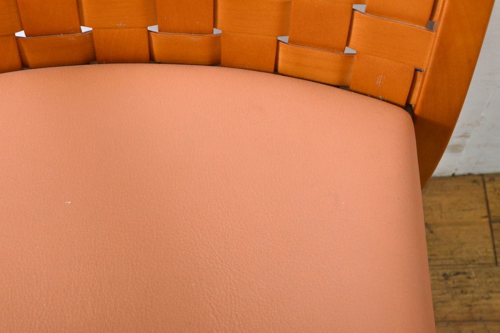 中古　美品　arflex(アルフレックス)　LUCA(ルカ)　滑らかに曲線を描く肘掛けと籠編みのような背もたれがアクセントのアームチェア(ダイニングチェア、イス、椅子)(定価約12万円)(R-061480)