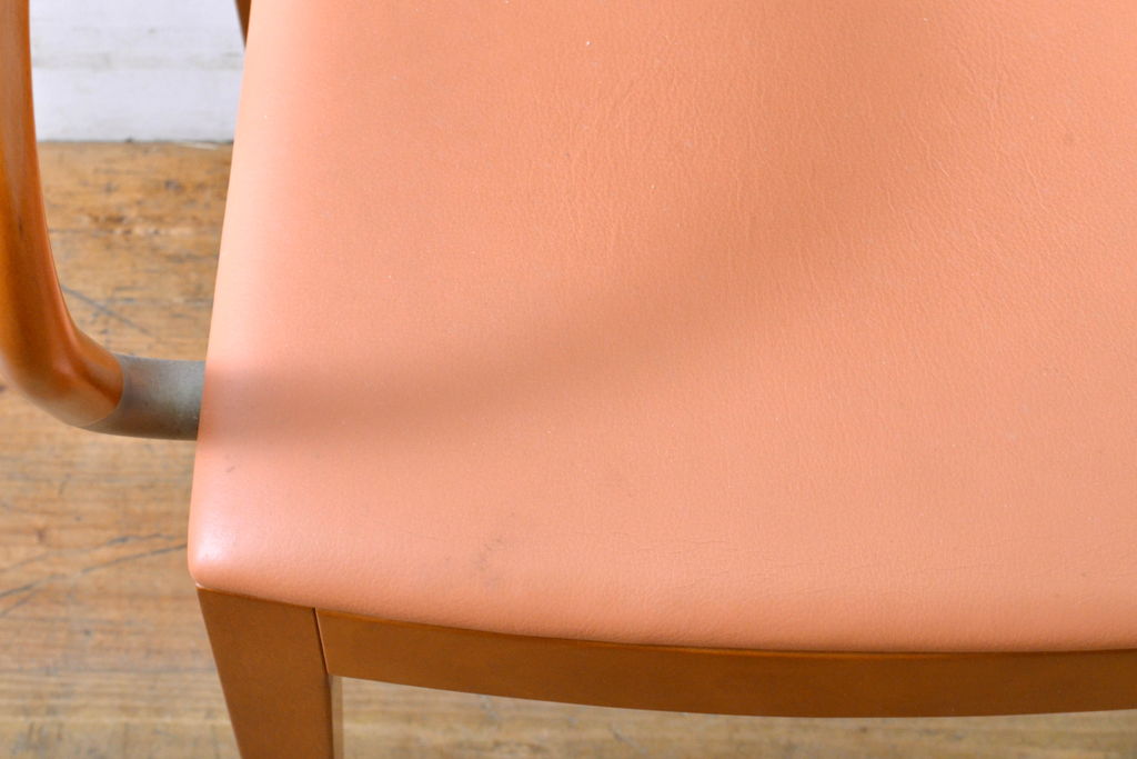 中古　美品　arflex(アルフレックス)　LUCA(ルカ)　滑らかに曲線を描く肘掛けと籠編みのような背もたれがアクセントのアームチェア(ダイニングチェア、イス、椅子)(定価約12万円)(R-061480)