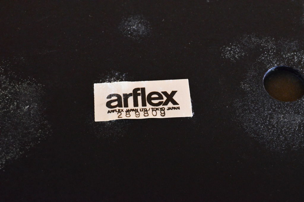 中古　美品　arflex(アルフレックス)　LUCA(ルカ)　滑らかに曲線を描く肘掛けと籠編みのような背もたれがアクセントのアームチェア(ダイニングチェア、イス、椅子)(定価約12万円)(R-061480)